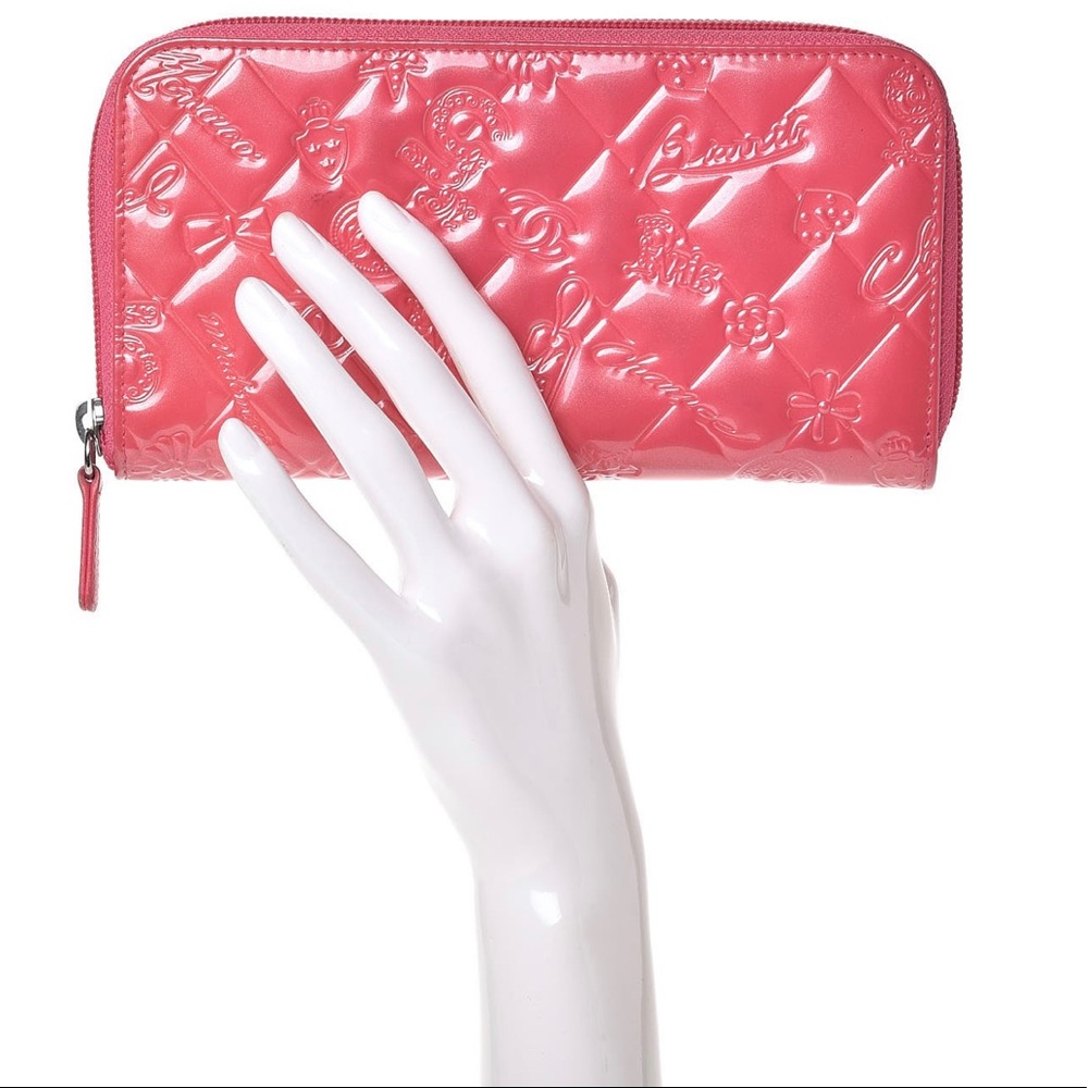 CHANEL
Patent Calfskin Lucky Symbols Wallet Red